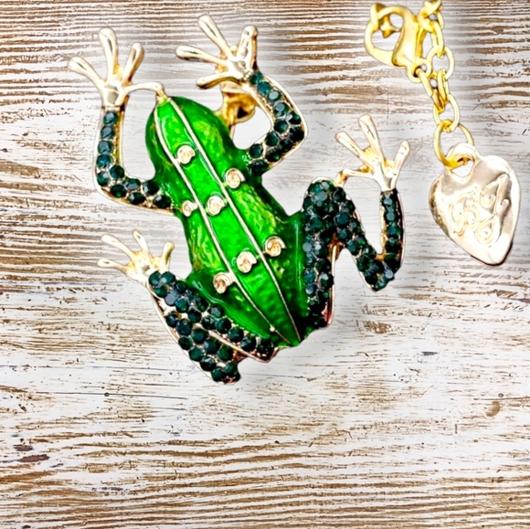 Gold plated green crystal frog necklace/brooch - Picture 2 of 15